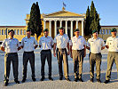 Die österreichische Delegation in Athen, v.l.: Leutnant Michael Quell, Oberleutnant Gert Trausinger, Oberleutnant Mario Etzelstorfer, Brigadier Erich Cibulka, Brigadier Peter Fender, Oberleutnant Christoph Bilban und Hauptmann Patrick Jaritz.