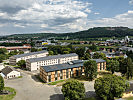 Der neue Holzriegelbau in der Kaserne in Feldbach aus der Luftperspektive.