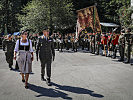 Tirols Militärkommandant Brigadier Ingo Gstrein und Nationalratsabgeordnete Alexandra Tanda schreiten die Front ab.