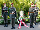 Kranzniederlegung vor der Schlegel-Büste im Wertheimstein-Park.