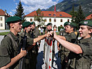 Stellvertretend für ihre Kameraden leisteten vier Rekruten das Treuegelöbnis an der Insignie.