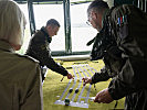 Die Ministerin mit Soldaten der 4. Panzergrenadierbrigade.