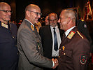 Der Militärkommandant von Tirol gratuliert dem neu gewählten Landesfeuerwehrkommandanten von Tirol, Landesbranddirektor Jakob Unterladstätter.