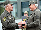 Major Martin Netzer, l., bedankt sich bei Oberst Ralf Bail für die langjährige Kommandoführung.