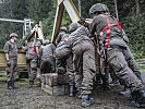 Teamwork und Know-how lassen in der Imsterau zu Übungszwecken eine Behelfsbrücke entstehen.