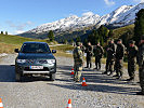 Ausbildung der Soldaten zur Kontrolle von Fahrzeugen.