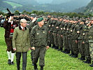 Abschreiten der Front durch den Landeshauptmann von Salzburg Wilfried Haslauer (v.l.) und den stellvertretenden Militärkommandanten von Salzburg, Oberst Günther Gann (v.r.).