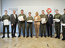 Brigadier Sperandio, Minister Rauch, Ministerin Tanner und Rektor Müller mit den sechs Fähnrichen und Medizinstudenten.