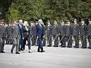 Bundespräsident Alexander Van der Bellen und Verteidigungsministerin Klaudia Tanner schreiten die Front ab.