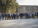 Gruppenbild vor dem neuen modularen Holzunterkunftsgebäude.