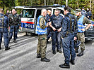 Nachbesprechung der Bundesheer-Beobachter mit den Polizeiausbildern.