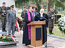 Durch den katholischen Militärpfarrer Christoph Gmachl-Aher (l.), dem evangelischen Militärkurat Richard Rotter (r.) und dem italienischen Militärkaplan Don Gian Marco Masiero (mitte dahinter) wird der ökumenische Gottesdienst gefeiert.