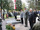 Kranzniederlegung beim österreichischen Denkmal durch Vertreter des Schwarzen Kreuzes, des Bundesheeres, der Bundesrepublik Deutschland, der Republik Österreich, des Landes Tirol und der Stadt Innsbruck.