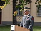 Brigadier Muhr grüßt die neuen Offiziere und Unteroffiziere.