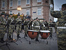 Die Militärmusik ist bereit für den Zapfenstreich.