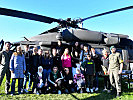 Die 4A-Klasse der Sportmittelschule Traiskirchen vor dem "Black Hawk".