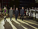 Beim Abschreiten der Front, v.l.: Landesschützenkommandant Major Thomas Saurer, Militärkommandant Brigadier Ingo Gstrein, Alt-Landeshauptmann Günther Platter und der neue Landeshauptmann Anton Mattle.