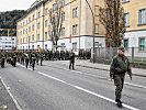 Marsch durch Bregenz zur Kranzniederlegung bei der Galluskirche.