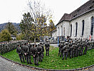 Antreten der Soldaten beim Gefallenendenkmal der Stadt Bregenz.