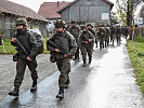 Die Soldaten auf dem Weg zum Schutzobjekt.