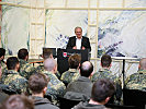 Landtagspräsident Harald Sonderegger begrüßte die jungen Soldatinnen und Soldaten im Landhaus.