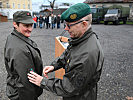 Oberstleutnant Sabrina Weber erhält bei ihrem Dienstantritt das Wappen des Militärkommandos Vorarlberg.