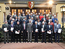 Gruppenfoto mit Militärkommandant Wagner vor dem Garnisonskasino.