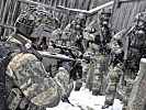 Die Jägergruppe bereitet sich auf den Sturm auf ein Gebäude vor.