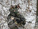 Der Soldat ist mit ABC-Schutz ausgestattet und klärt das Gefechtsfeld auf.