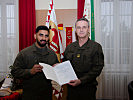 Gefreiter Navdeep S. mit Oberst Raimund Wrana.