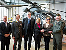 der erste AW169-Hubschrauber wurde an das Bundesheer übergeben. Zum Festakt kamen Verteidigungsministerin Klaudia Tanner, Landeshauptfrau Johanna Mikl-Leitner und der italienische Verteidigungsminister Guido Crosetto.