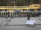 Militärkommandant Brigadier Ingo Gstrein bedankt sich bei den Assistenzsoldaten.