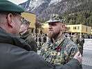 An die Soldaten wird die Einsatzmedaille verliehen.