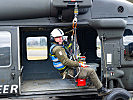 Training an der Winde des "Black Hawk".