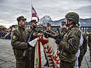 Vier Soldaten sprechen stellvertretend für ihre Kameraden das Treuegelöbnis an der Insignie.