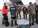 Vorbereitung auf den Einsatz vor dem Abflug in Hörsching.