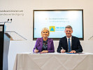 Verteidigungsministerin Klaudia Tanner und der Präsident des Österreichischen Zivilschutzverbandes, Andreas Hanger, unterzeichneten eine Kooperation.