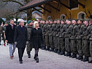 Verteidigungsministerin Klaudia Tanner, Landeshauptmann Wilfried Haslauer, Brigadier Anton Waldner und Bürgermeister Herbert Schober beim Abschreiten der Front.