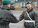 Brigadier Gunther Hessel gratuliert Julia P. nach Abschluss der Heeresunteroffiziersakademie zur Beförderung zum Wachtmeister.