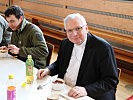 Militärbischof Freistetter nutzte das gemeinsame Essen zum Meinungsaustausch mit den Soldaten.