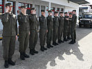 Umgangsformen in Uniform müssen erlernt werden. Der militärische Gruß ist das Salutieren.