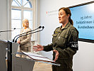 Verteidigungsministerin Klaudia Tanner mit Offiziersstellvertreter Karin Pirschner beim Pressegespräch anläßlich 25 Jahre Soldatinnen im Bundesheer.