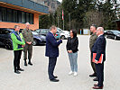 Thomas Schiffl von der Landesverteidigungsakademie (Mitte) erläutert im Gespräch mit Landesrätin Daniela Gutschi, dem Bildungsdirektor von Salzburg, Rudolf Mair und dem Militärkommandanten von Salzburg, Brigadier Peter Schinnerl das Pilotprojekt "Informationsoffizier/extern".