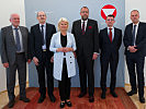 Verteidigungsministerin Klaudia Tanner mit Mitgliedern der Beschaffungs-Prüfkommission.
