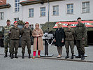 Klaudia Tanner und Susanne Raab in der Maria-Theresien-Kaserne.