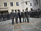 Vizeleutnant Andreas Matausch (Unteroffiziersgesellschaft), Militärkommandant Heinz Zöllner, Landeshauptmann Christopher Drexler, Generalmajor Martin Dorfer (Direktion 1) und Brigadier Claudius Bubner (Offiziersgesellschaft) vor den neuen Offizieren und Unteroffizieren.