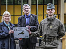 Verteidigungsministerin Tanner und Hofrat Sailer überreichen den symbolischen Schlüssel zum Gebäude an Oberleutnant Tomedi von der Nachschub- und Transportkompanie.