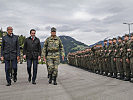 Landeshauptmann Anton Mattle, Landwirtschaftsminister Norbert Totschnig und Brigadier Gerhard Pfeifer schritten gemeinsam die Front der angetretenen Soldaten ab.