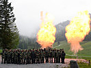 Die angetretene Truppe vor einem Feuerball der Pyrotechnik.