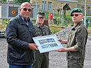 Regierungsrat Oberstleutnant Adolf Gerold erhielt ein Erinnerungsgeschenk.